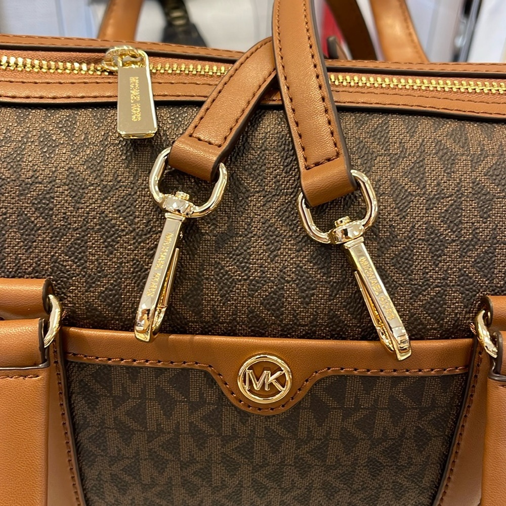 MICHAEL KORS JST TRAVEL MD DUFFLE SATCHEL SHOULDER CROSSBODY BAG MK BROWN
NWT - Picture 2 of 16